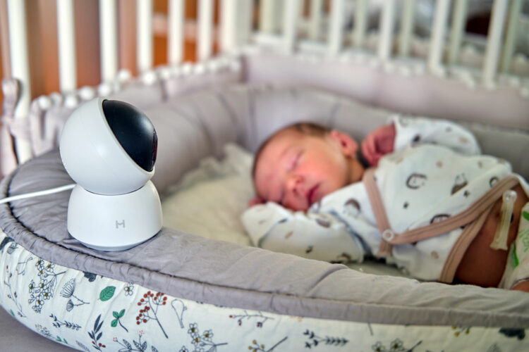 un monitor de bebés con cámara en la cuna de un recién nacido