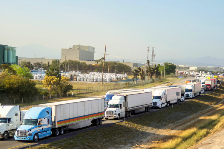 Camiones de transporte de carga en una autopista de México