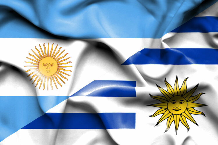 banderas de Argentina y Uruguay