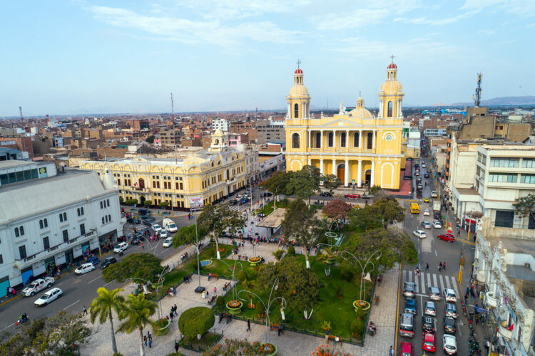 plaza y catedral de Chiclayo, en Perú