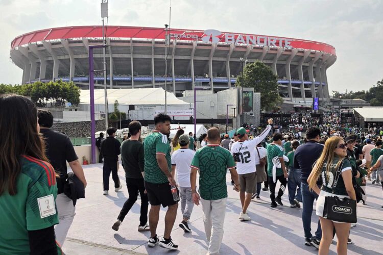 Aficionados mexicanos acceden al Estadio Banorte de la Ciudad de México