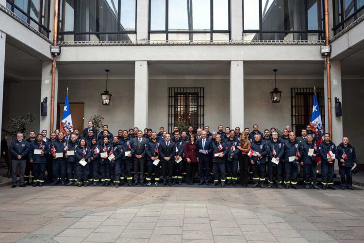 El Grupo USAR de Bomberos de Chile junto al presidente José Antonio Kast