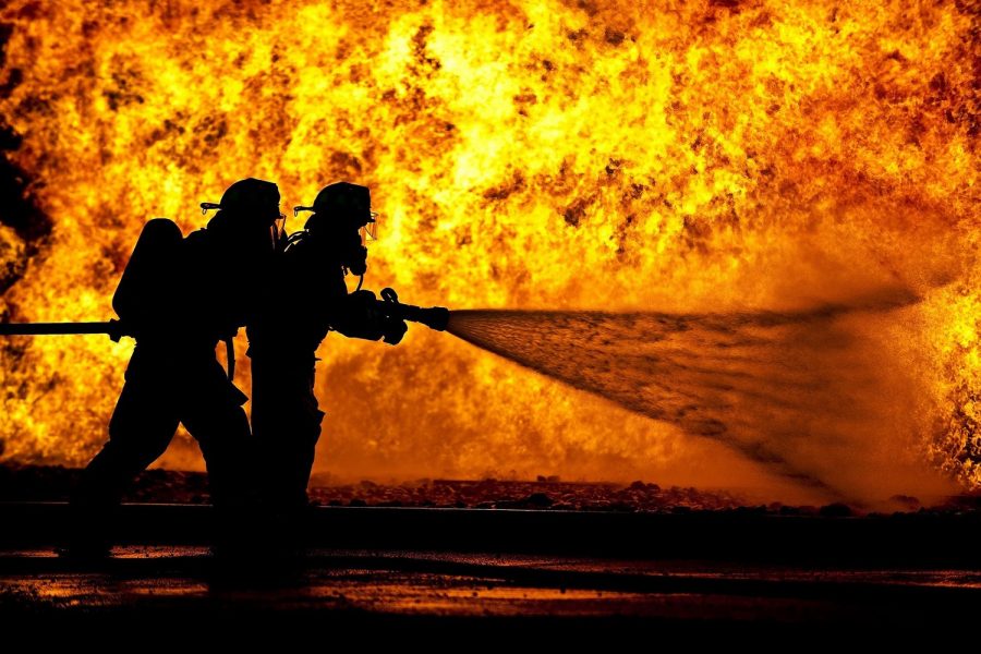 Extinción de un incendio por bomberos..