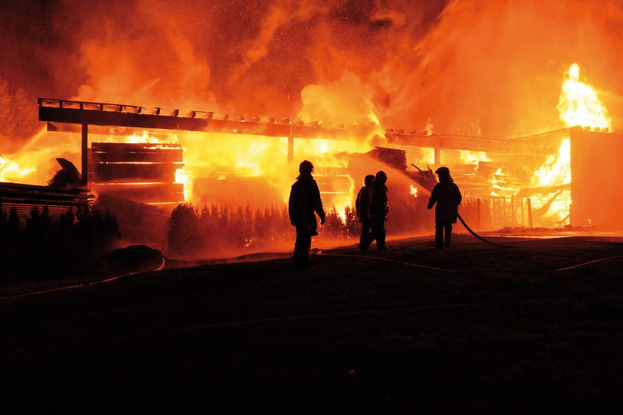 Bombero en incendio.