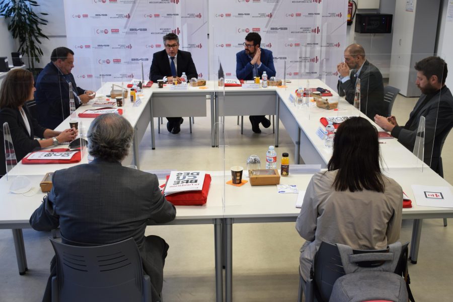 Mesa de reunión de los agentes sociales, con el secretario de Estado de Empleo, tras la visita a las instalaciones de la FLC