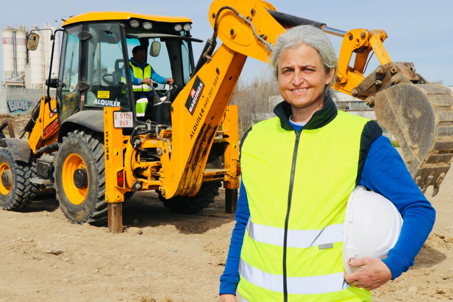 Operadora de maquinaria de excavación FLC