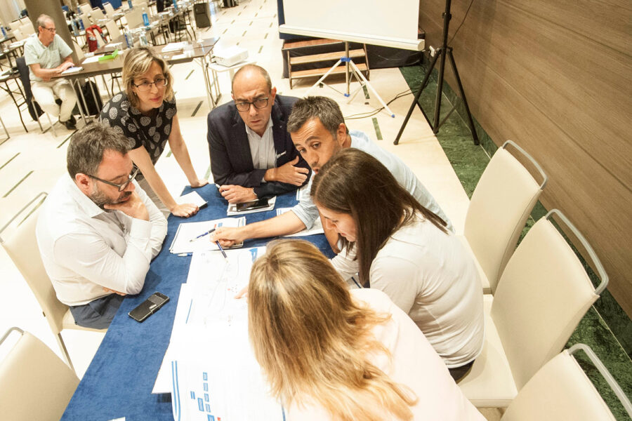 Ángel Monzón trabajando con miembros del equipo de COASHIQ (1)