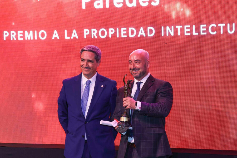 Paredes recibe el galardón de Propiedad Intelectual en la Noche de la Economía Alicantina