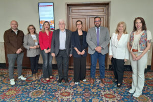 Aitana-Garí,-en-el-centro-de-la-imgen,-con-la-Comisión-de-Trabajo-y-Empleo-Social-del-Senado