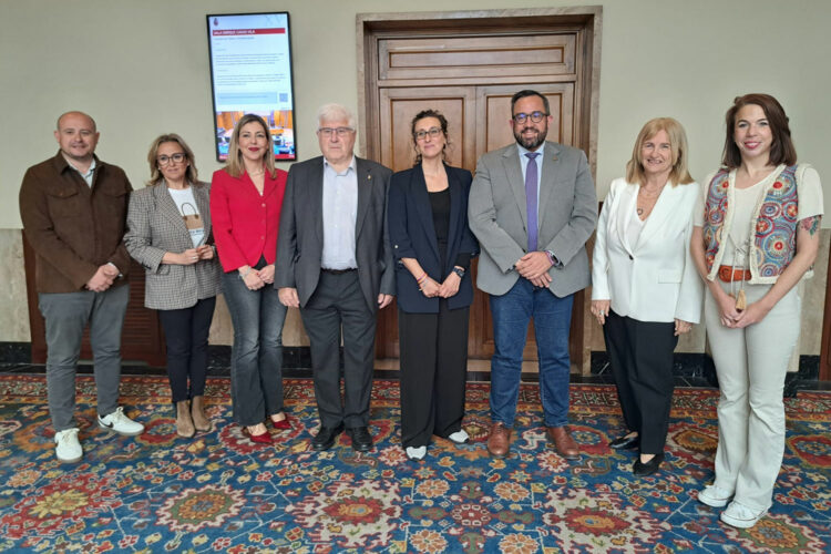 Aitana-Garí,-en-el-centro-de-la-imgen,-con-la-Comisión-de-Trabajo-y-Empleo-Social-del-Senado
