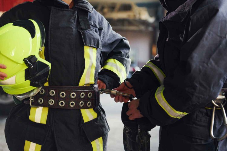 bomberos-masculinos-y-femeninos-en-uniforme-protector-de-pie-juntos