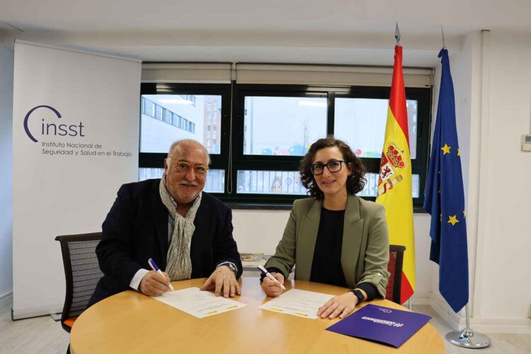 Pere-Navarro-(DGT)-y-Aitana-Garí-(INSST)-en-la-firma-del-acuerdo-(002)