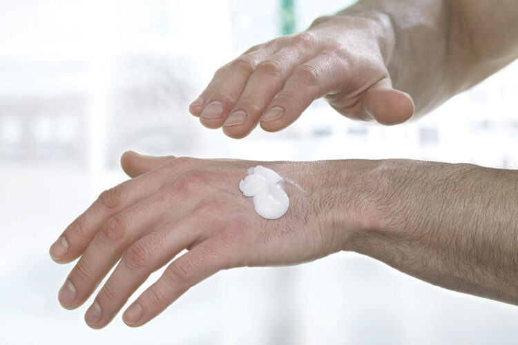 IMAGEN-CREMA-EN-MANOS