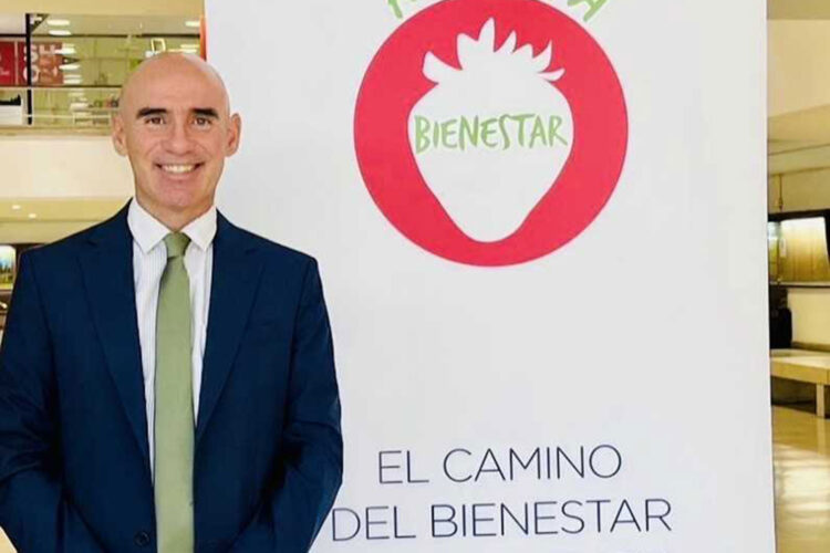 Imagen-de-Jose-Luis-Martinez-en-el-acto-de-entrega-de-los-premios-Agora-Bienestar