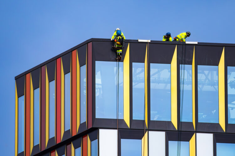 mantenimiento de edificio seguridad en altura
