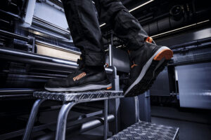 PUMA-SAFETY_Trail-Protect_KANYON-BLK-ORANGE-DISC-MID_635590_Closeup-01-Kopie